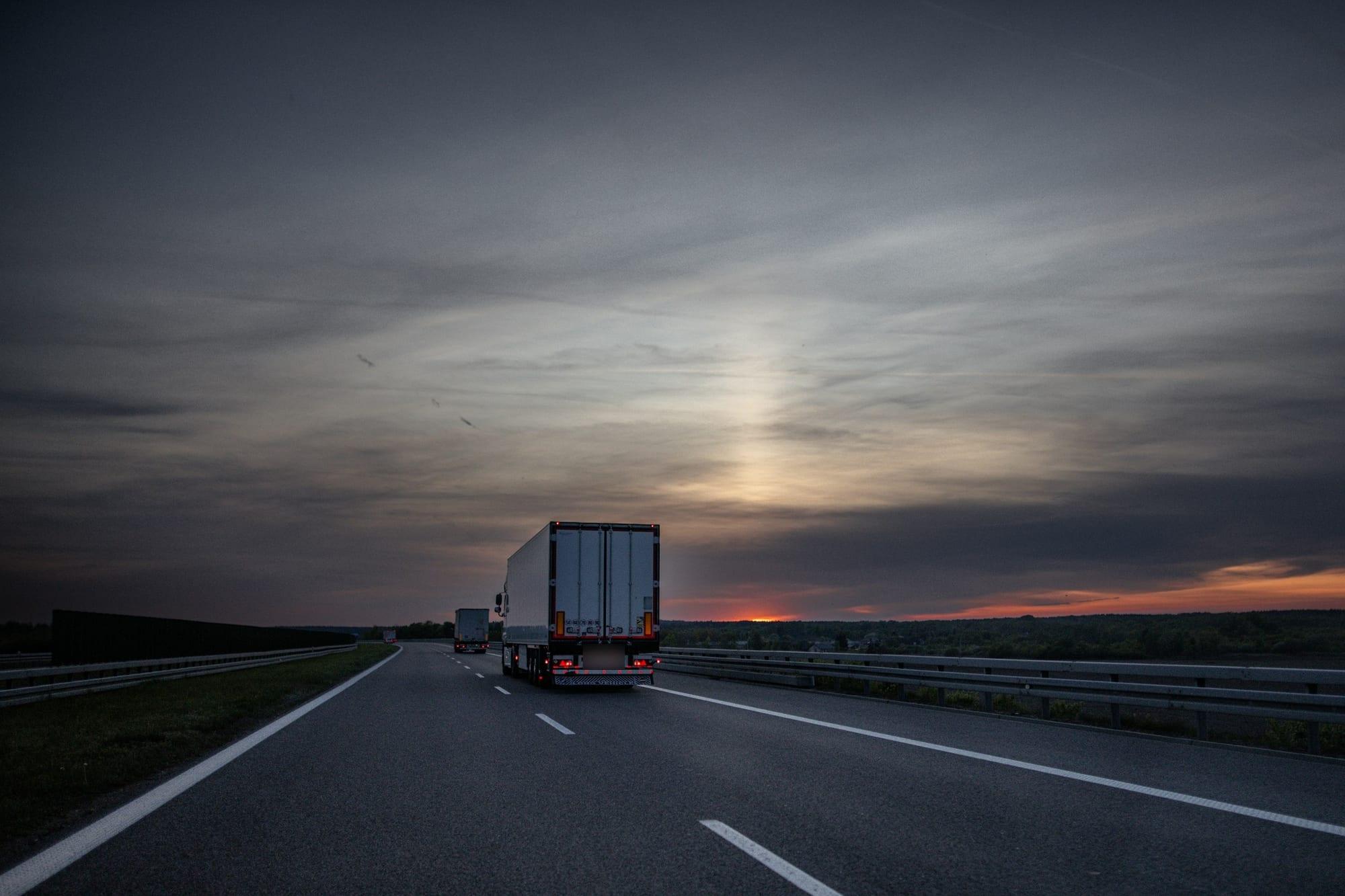 Semi-remorque sur une autoroute au crépuscule (photo d’illustration)