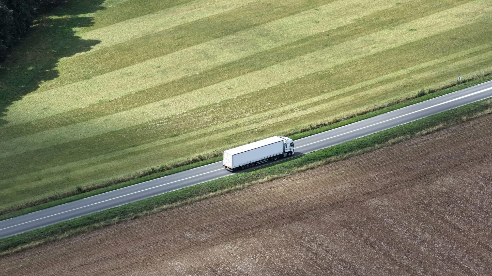Camion sur une route entre des champs (photo d’illustration)
